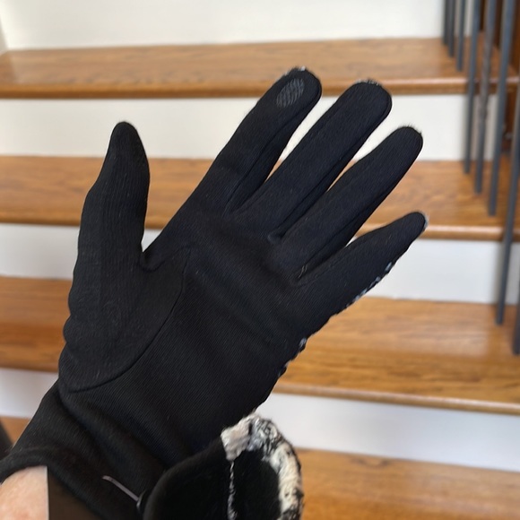 HOUNDSTOOTH BLACK AND WHITE GLOVES 🧤. ONE SIZE. - Picture 6 of 8